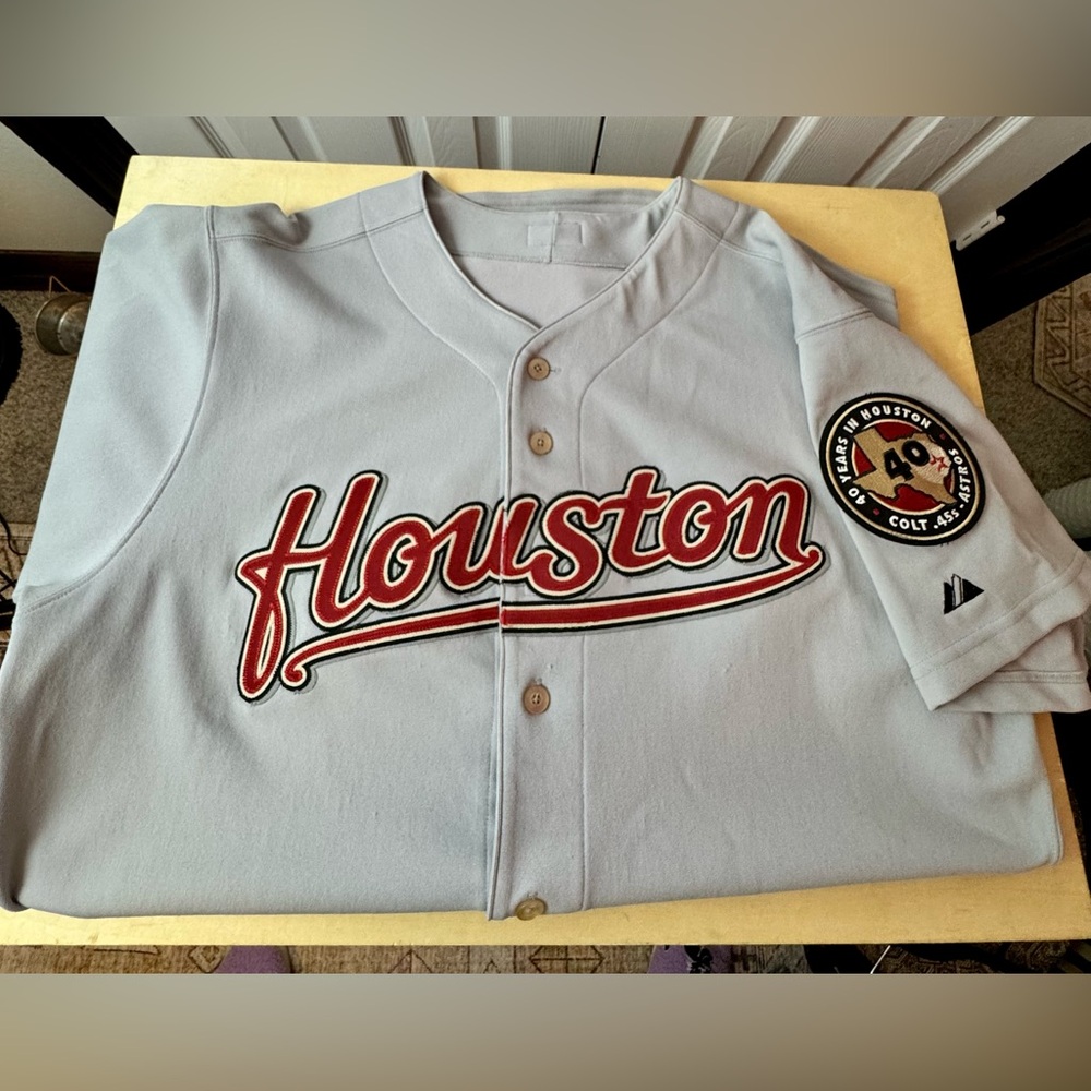 Authentic Majestic Astros Light Grey
Vintage 2001 Jersey, Size 48